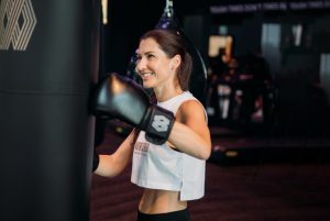 Personal training vs group boxing classes: which is best in Dubai?